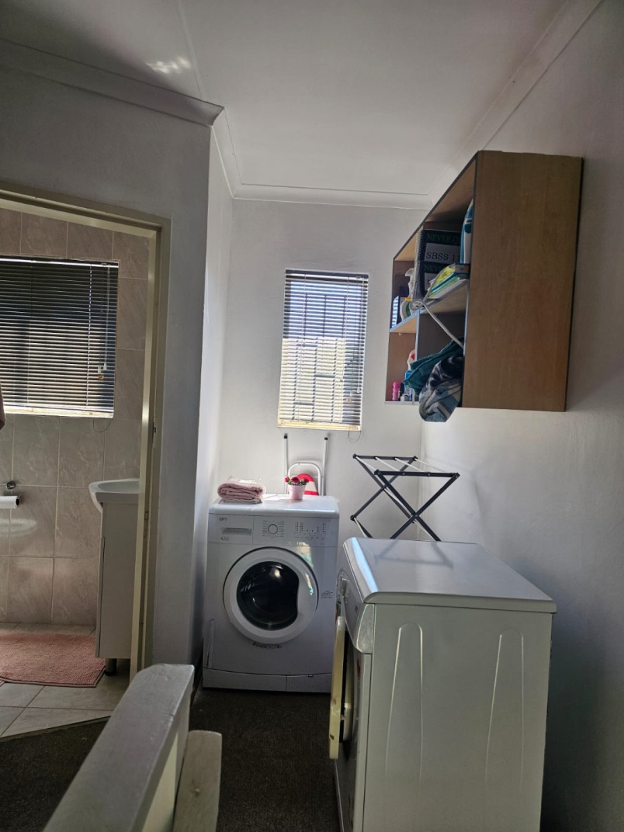 To Let 3 Bedroom Property for Rent in Kannoniers Park North West